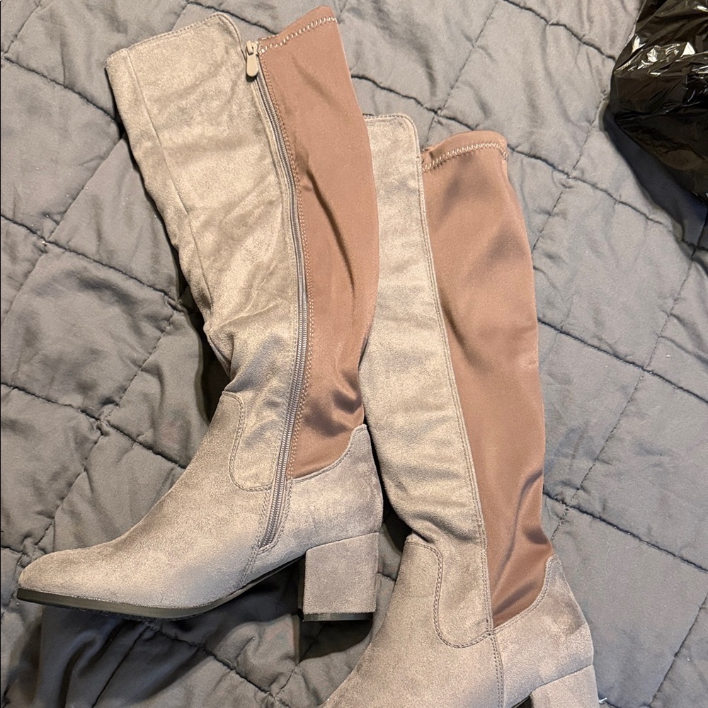 Stylish Women's Boots in grey